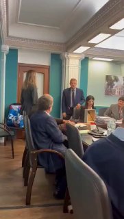 Знаю, что время летит быстро, но каждый раз удивляюсь этой скорости! Особенно, когда телефон "напоминает и предлагает" подборку фотографий.